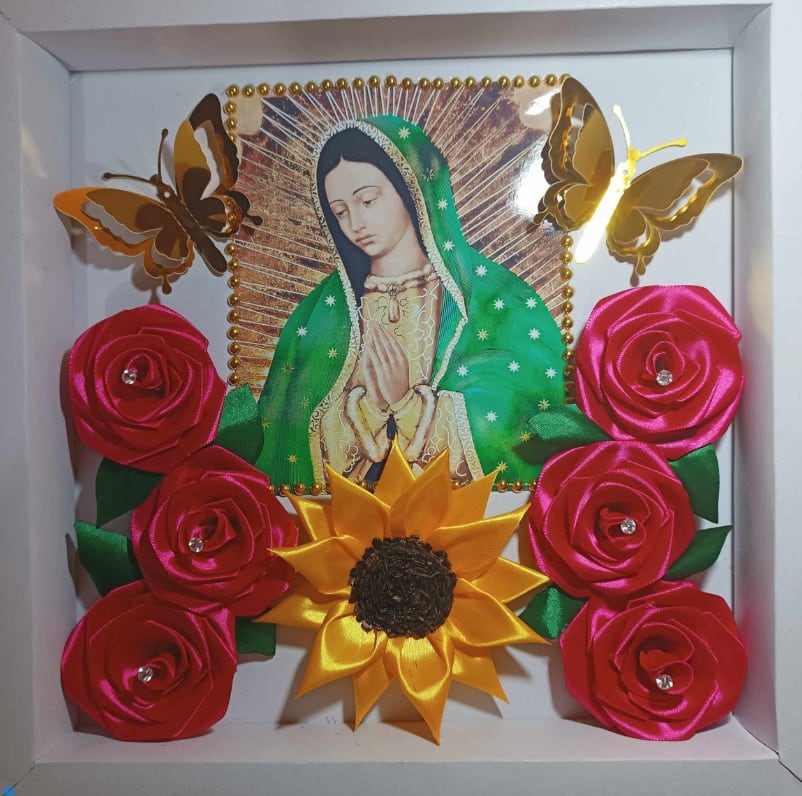 Cuadro de la Virgen de Guadalupe decorado con rosas y girasol de listón