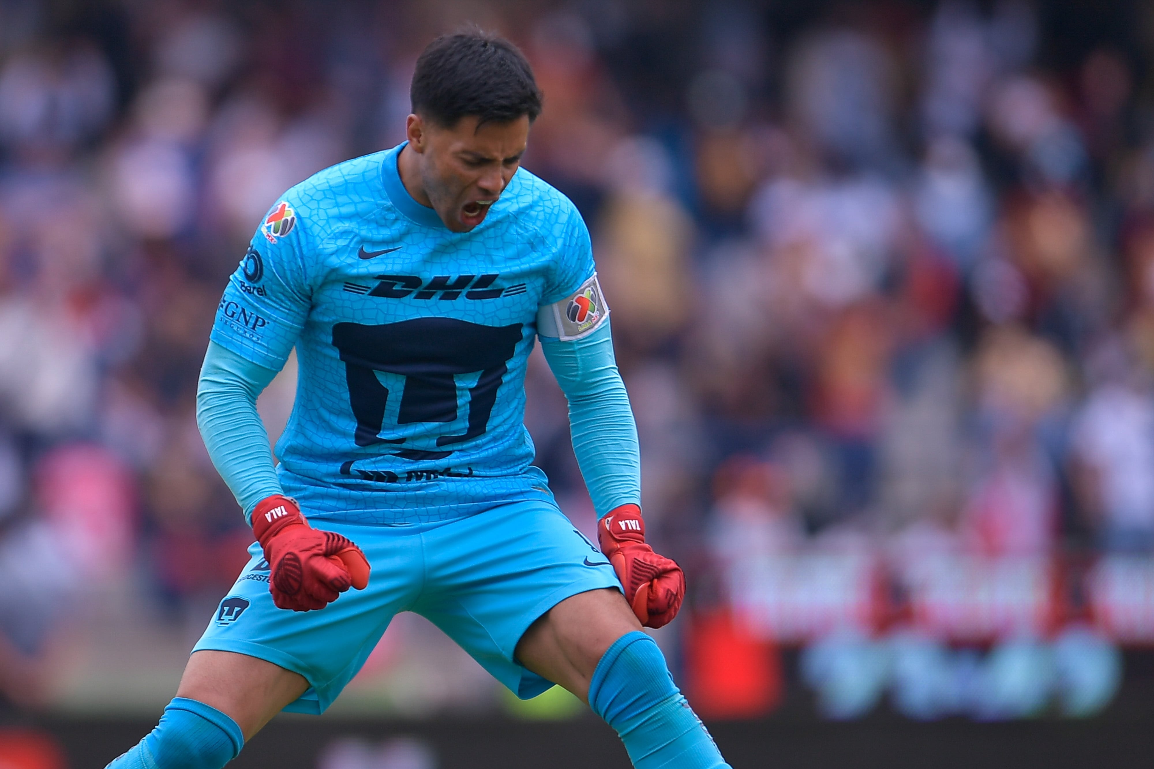 Alfredo Talavera celebra un gol de Pumas