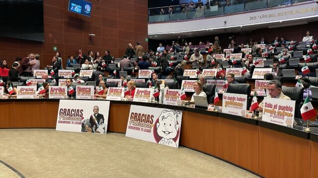 Con pancartas, senadores de Morena prometen a AMLO cuidar su legado y llaman “envidiosos” a la oposición