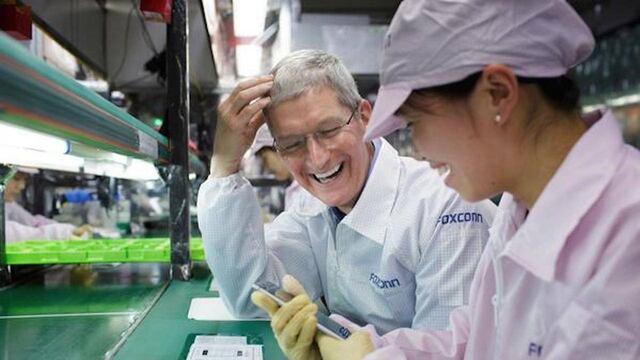 Tim Cook en una fábrica de Foxconn.