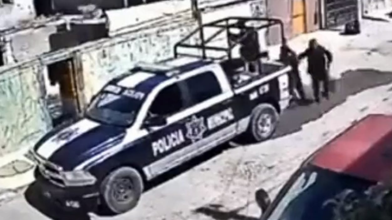 Policía municipal antes de ser apedreados y perseguidos por un perro en Coahuila