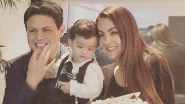 Giovanni Medina junto a Ninel Conde y su hijo
