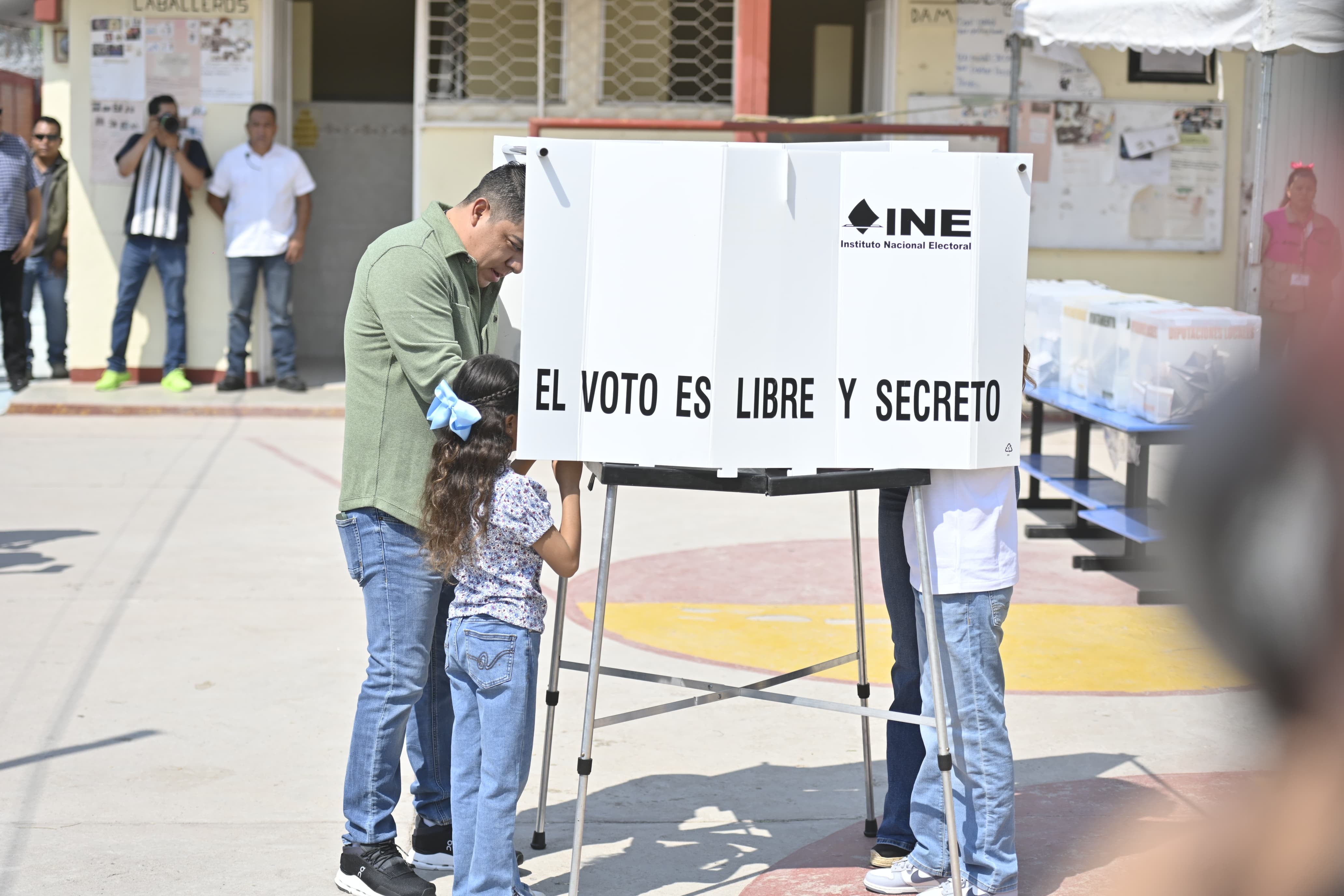 Ricardo Gallardo acude a votar con su familia