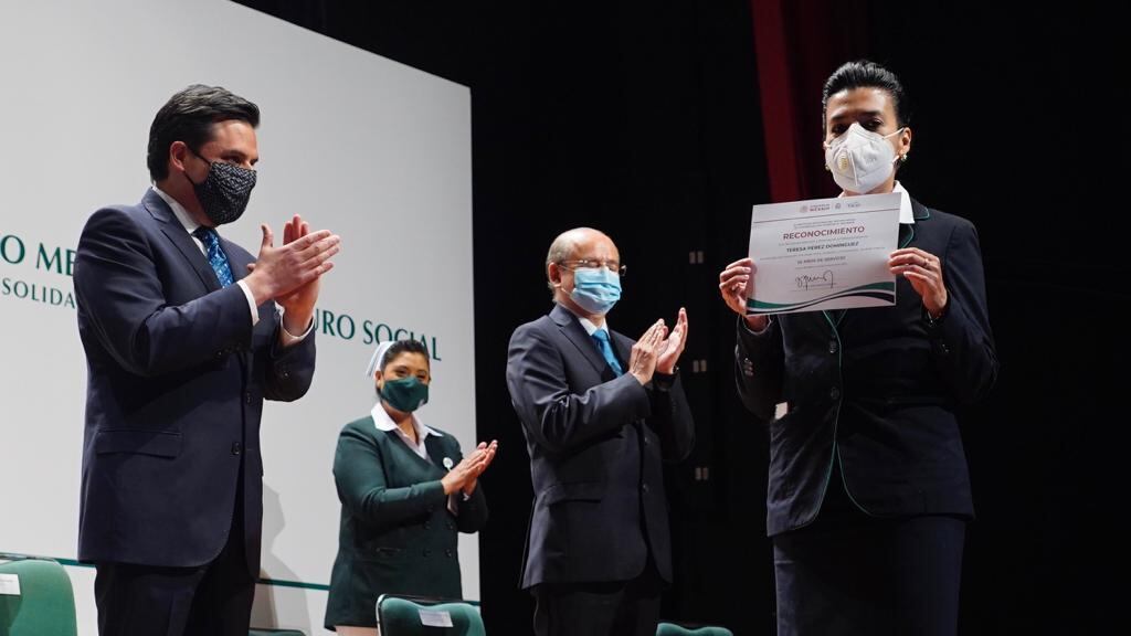 IMSS reconoce a personal que orienta a derechohabientes