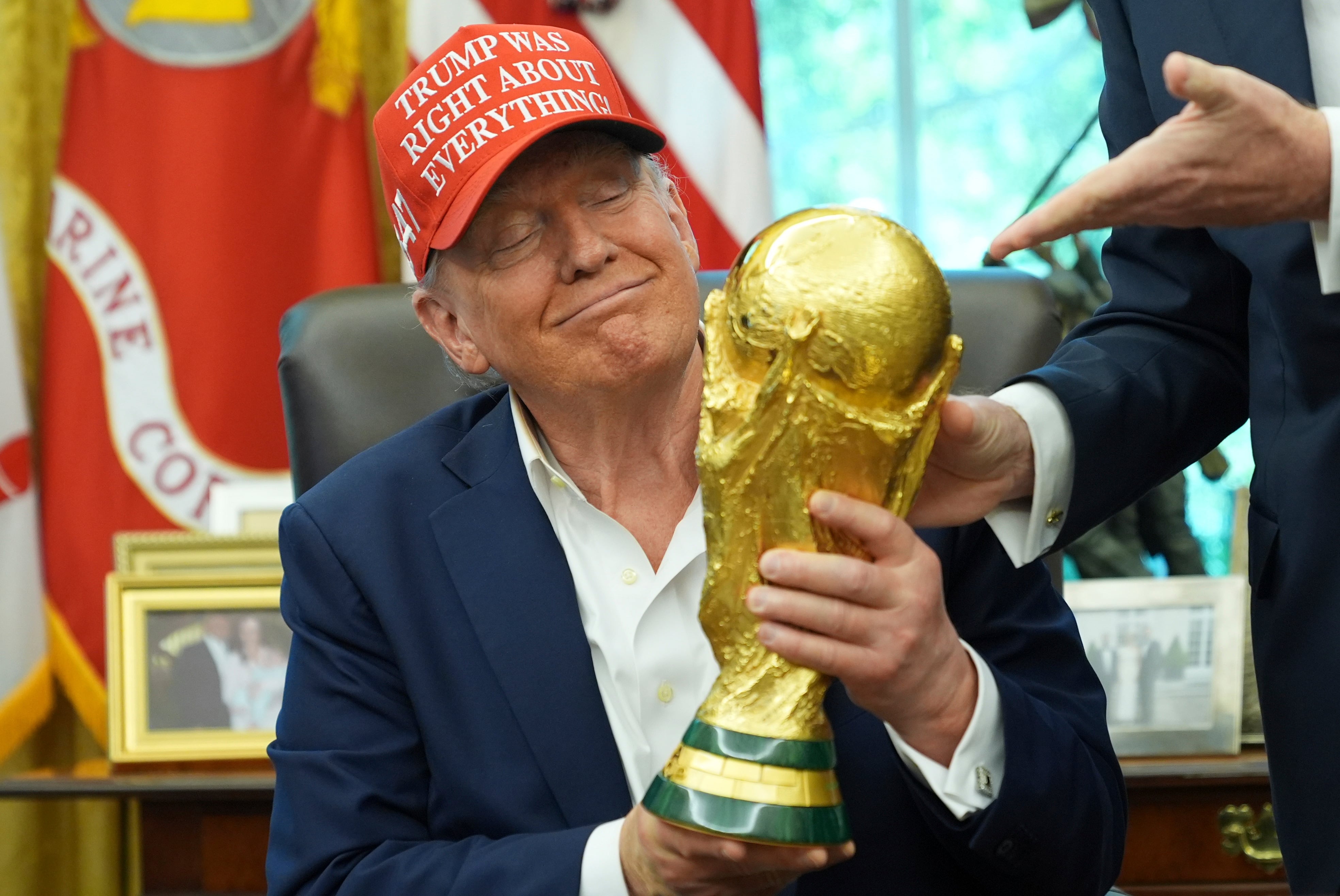 Donald Trump con el trofeo de la Copa del Mundo