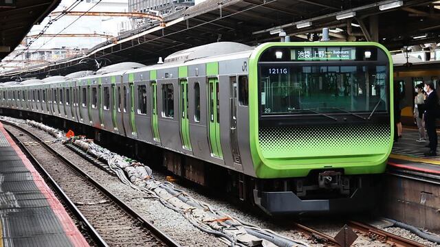 Mujer acuchilla a 4 hombres en tren de Japón