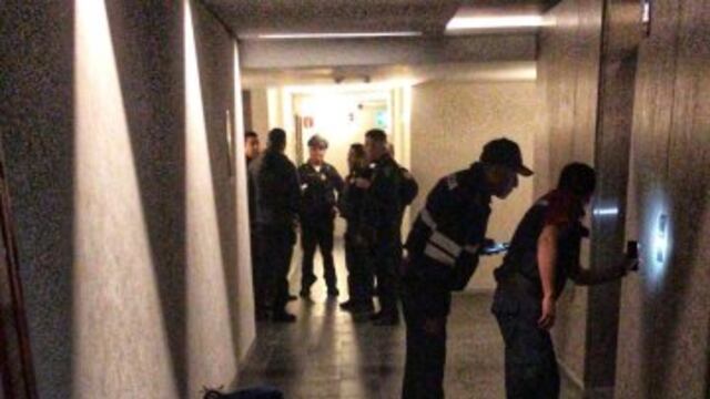 Elementos de la SSC arribaron al edificio para establecer un perímetro de seguridad.