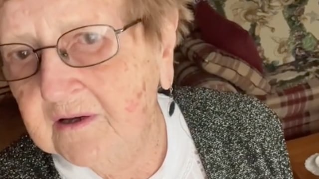 Abuelita modela en TikTok el outfit que usará en su funeral