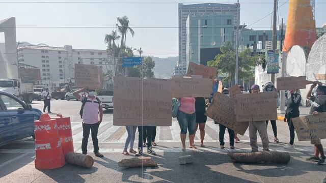 Habitantes de Acapulco bloquean la avenida costera Miguel Alemán; exigen que se les entreguen enseres