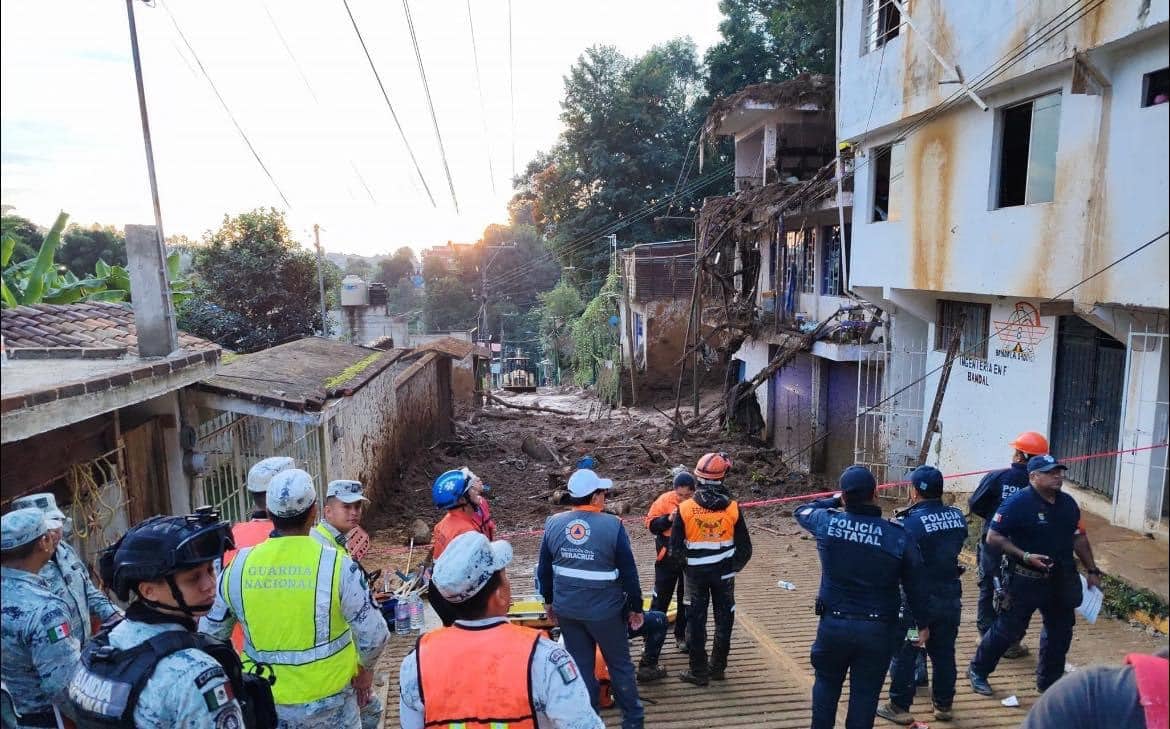 Deslave de cerro en Xalapa provoca la muerte de una familia