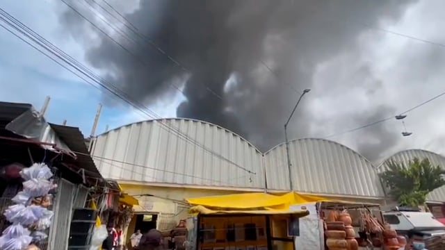 Captura de video de incendio del Mercado de Sonora CDMX/ @i_alaniis