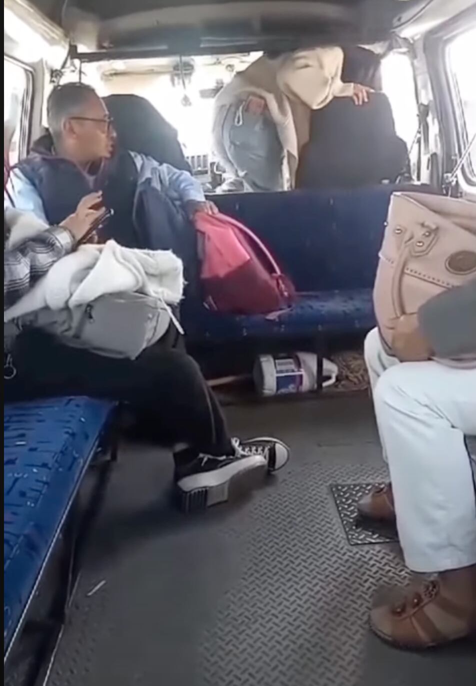 Combi de Pachuca con la puerta descompuesta