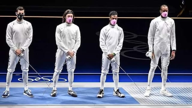 Miembros del equipo de esgrima exhiben a su compañero acusado de abuso sexual