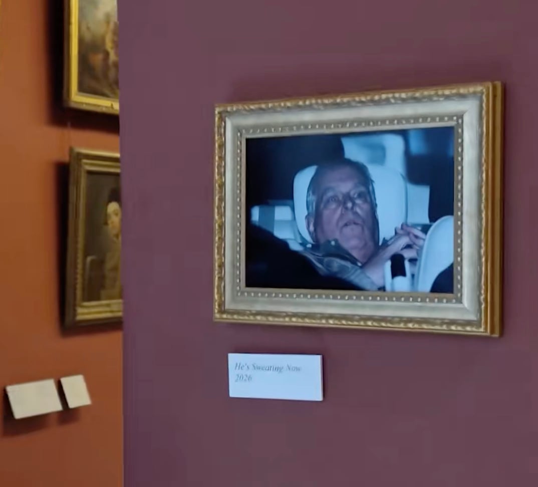 Foto del príncipe Andrés en el Louvre