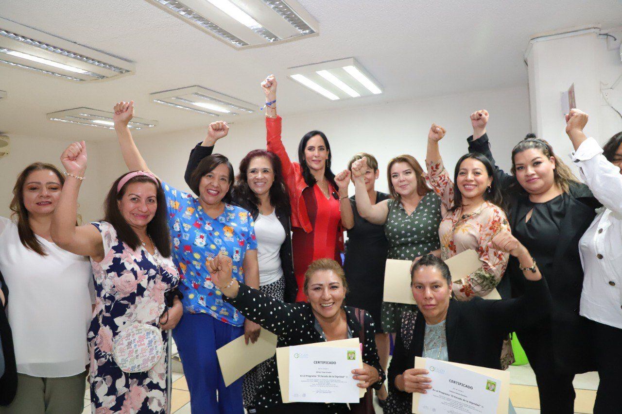 Lía Limón entrega diplomas a educadoras en Álvaro Obregón