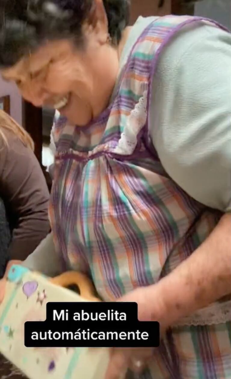 Abuela vaciando su alcancía