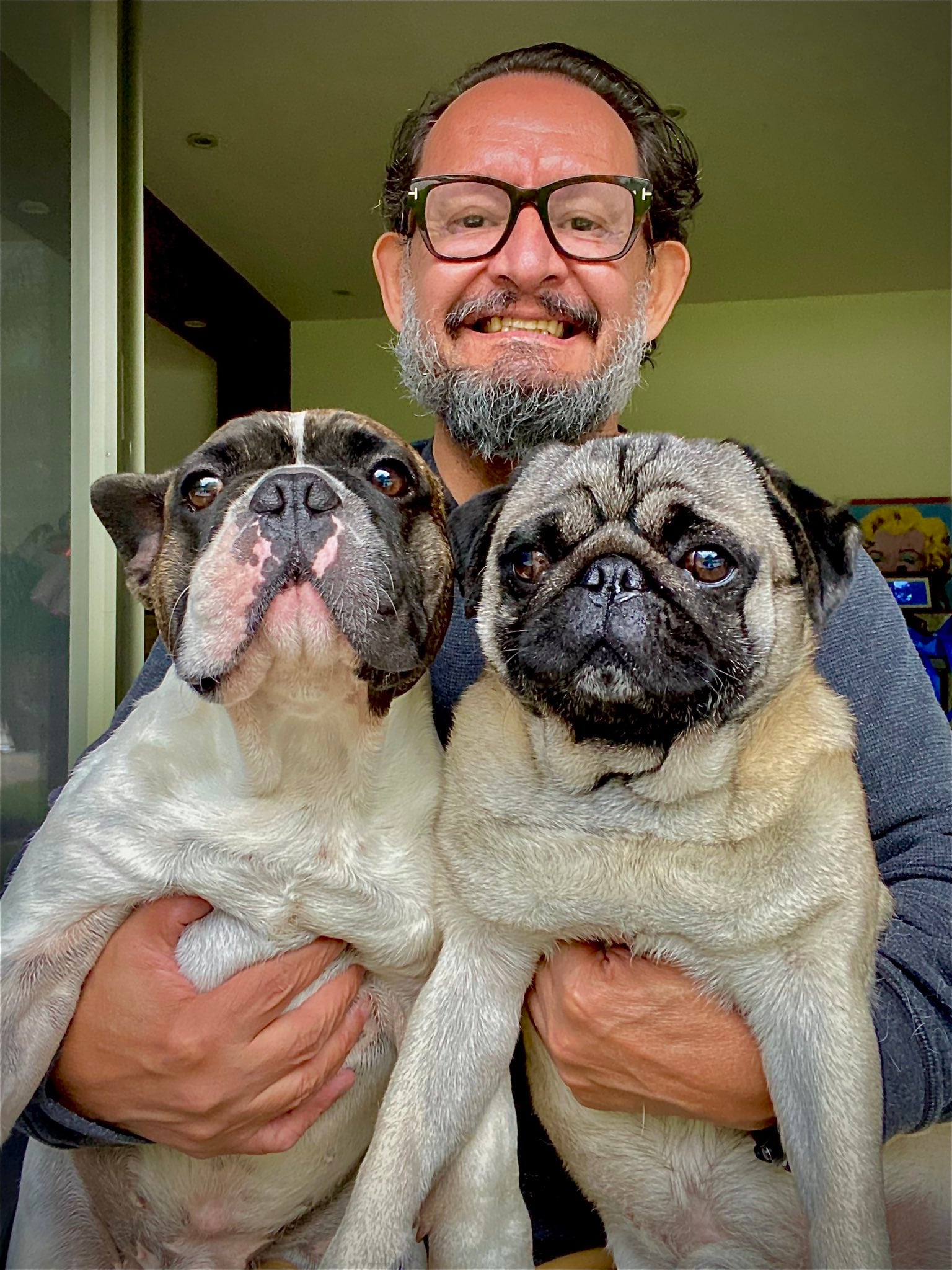 Emilio Barriga, funcionario de la Auditoría Superior de la Federación, con sus dos perros.