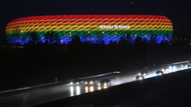 La Allianz Arena de Múnich iluminada con los colores de la bandera LGBT y la inclusión