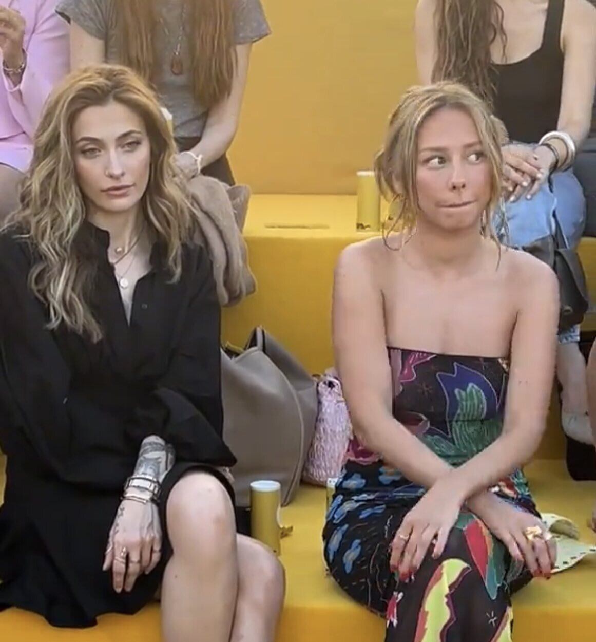 Paris Jackson y Ester Expósito