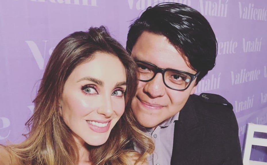 Samuel Gómez junto a Anahí