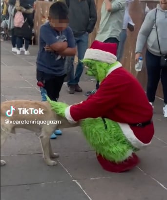 El Grinch reacciona a petición de un niño