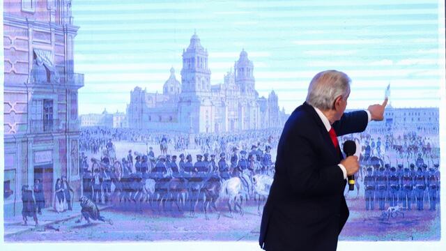 Andrés Manuel López Obrador, presidente de México, señala la bandera de Estados Unidos izada en Palacio Nacional