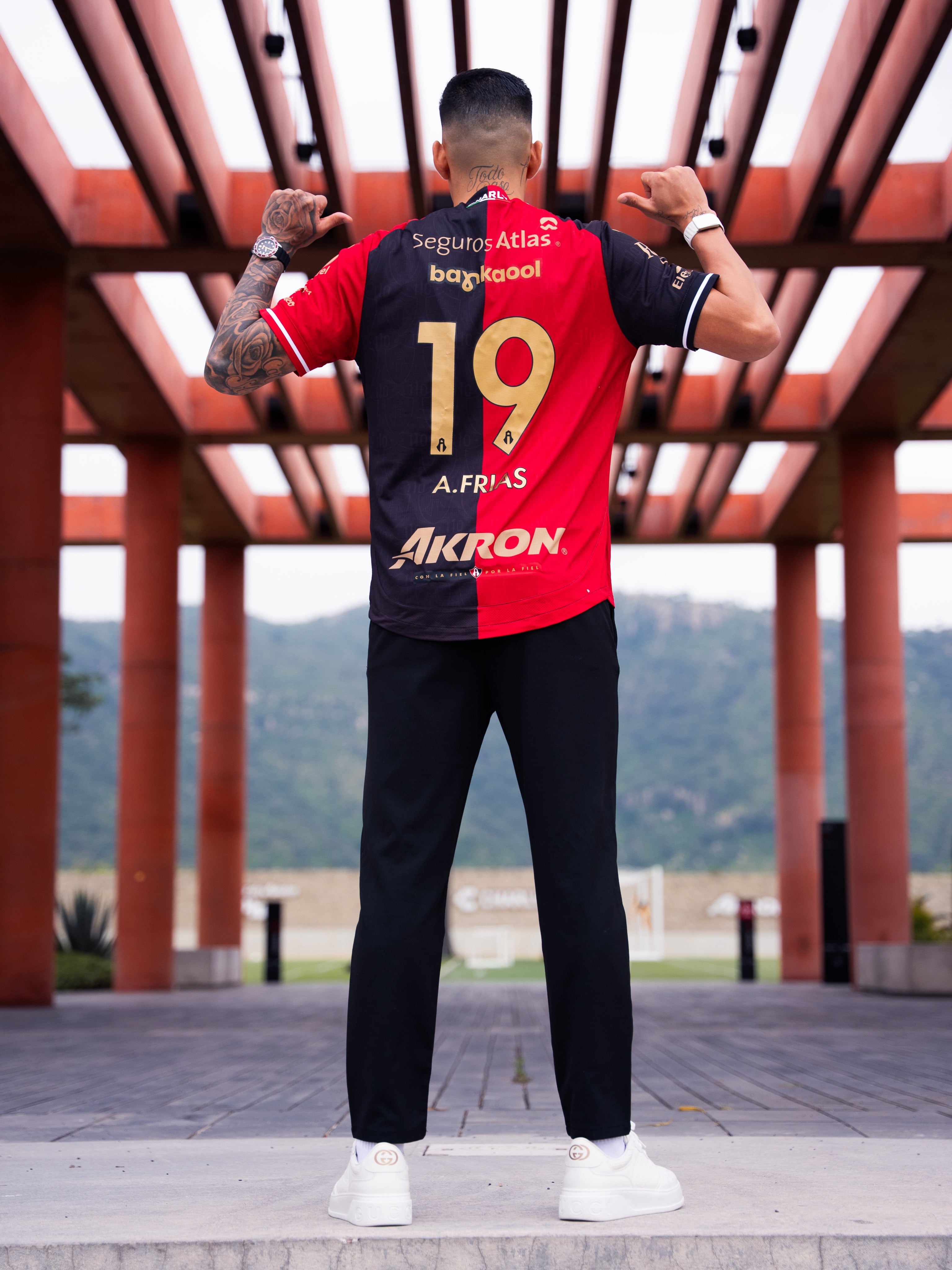 Adonis Frias fichó con el Atlas.