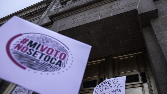 Asistentes de la marcha colocaron flores frente a la Suprema Corte de Justicia de la Nación (SCJN)