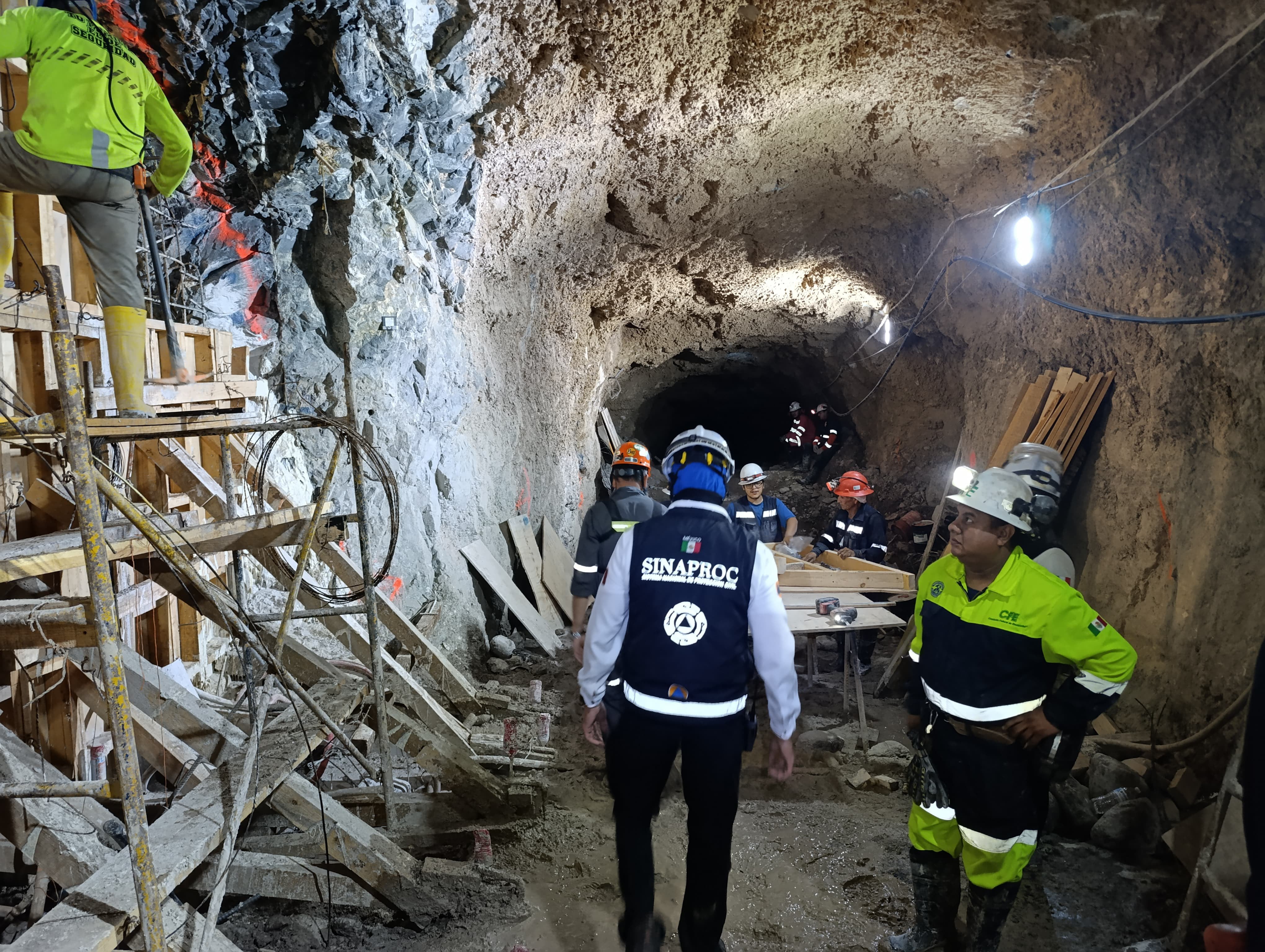 Trabajos en mina Santa Fe continúan: último trabajador atrapado sigue sin ser localizado