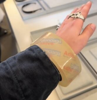 Diurex como pulsera que vende Balenciaga