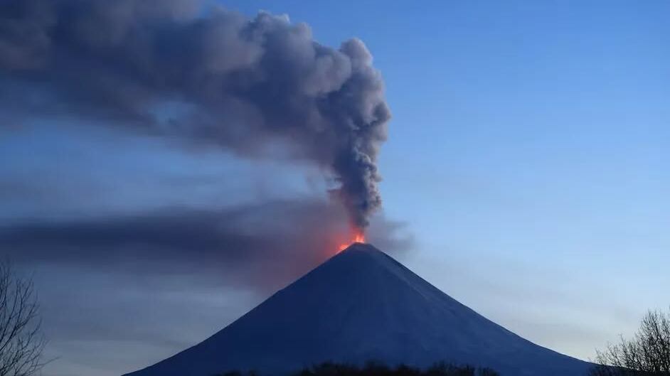 Terremoto en Rusia provoca erupción de volcán Kliuchevskói