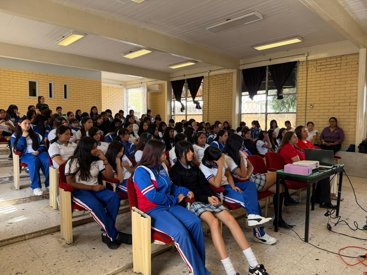 Instituto Municipal de la Mujer entrega productos de higiene menstrual a alumnas.