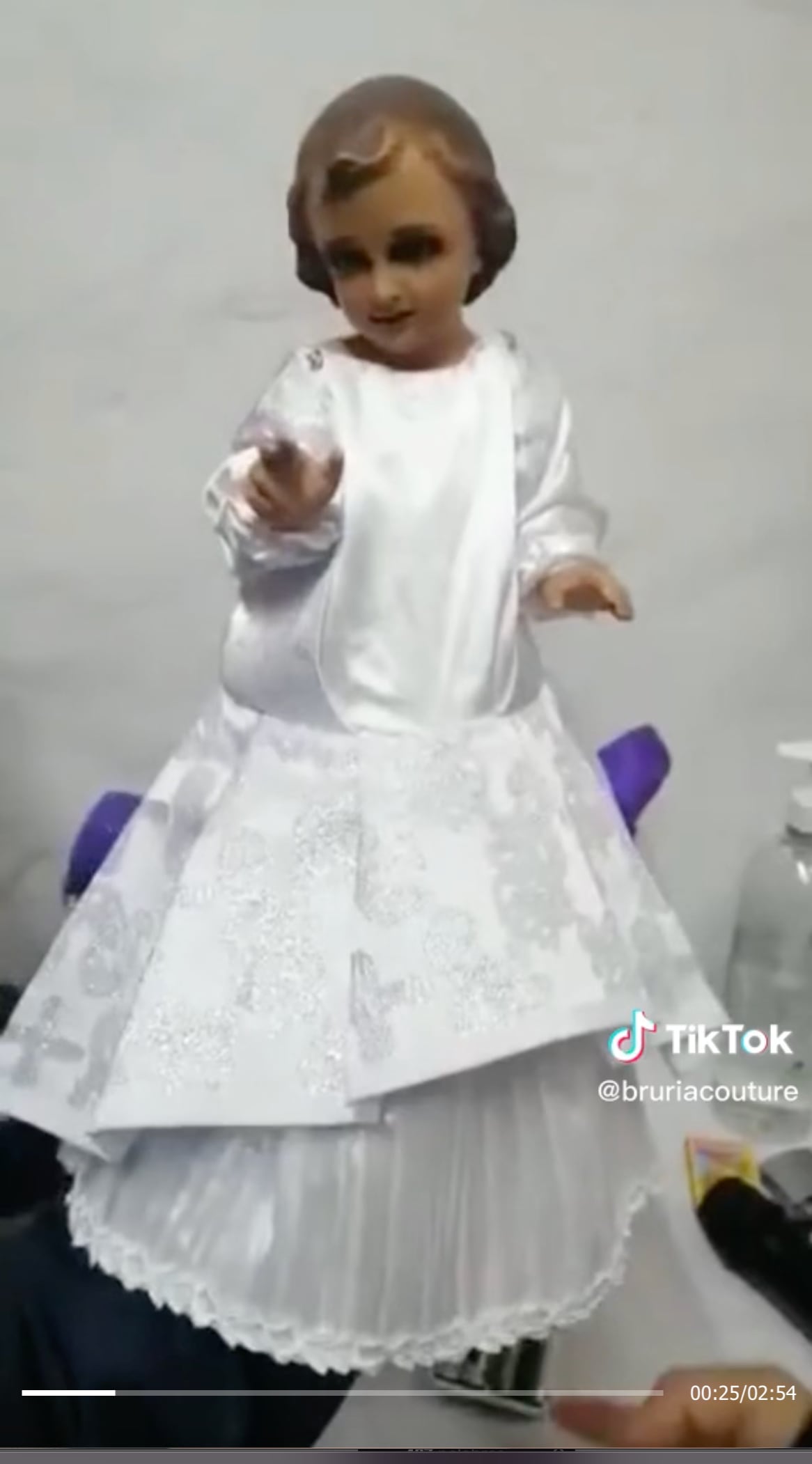 Niño Dios no se deja vestir