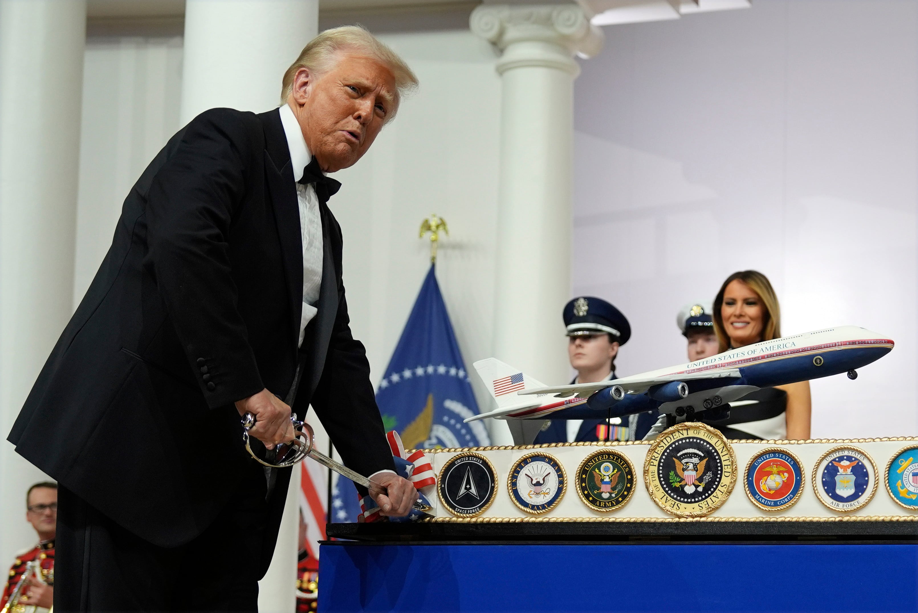 Donald Trump baila al ritmo de Y.M.C.A. de Village People y parte pastel con forma de avión presidencial