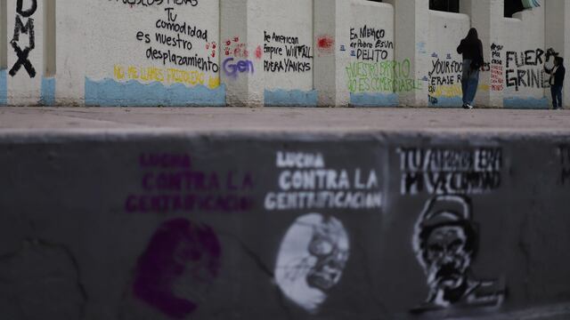 Luego de la protesta del pasado viernes en contra de la gentrificación, algunas de las pintas que fueron realizadas continúan sobre el Foro Lindbergh, en el Parque México
