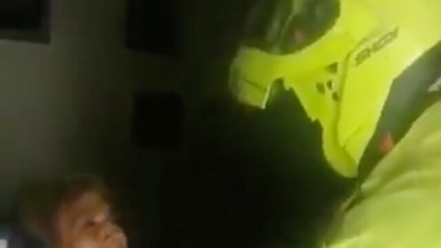 Policía entregando despensa