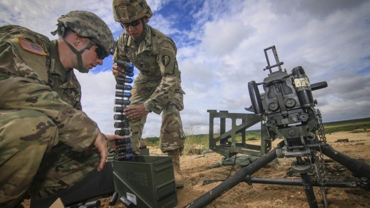 Soldados del Ejército de Estados Unidos con un lanzagranadas Mk-19 que porta granadas de 40 mm.