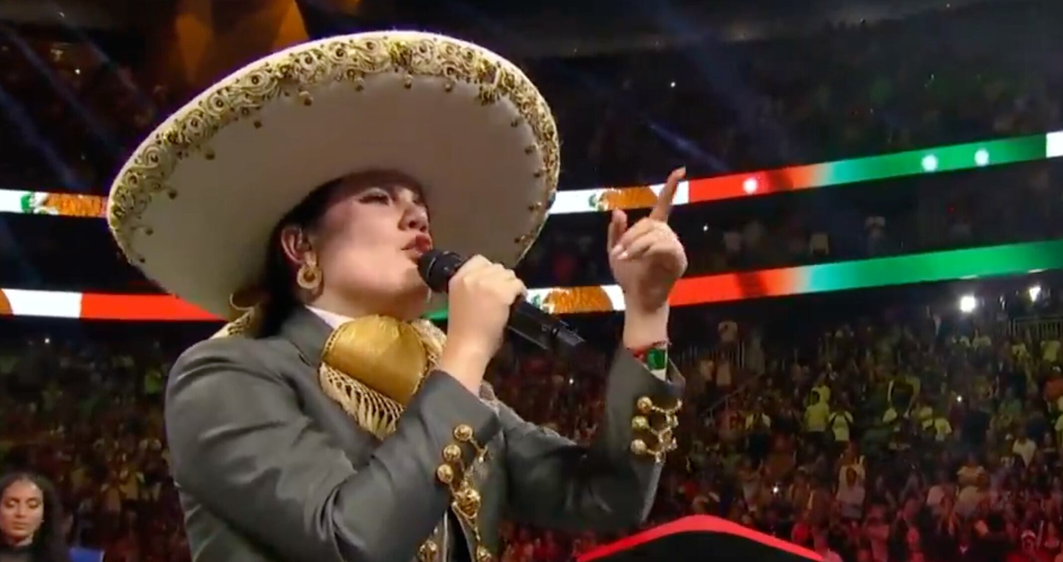 Camila Fernández se equivoca al entonar el Himno Nacional mexicano en pelea del Canelo Álvarez