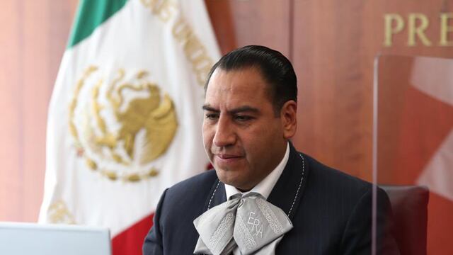 Eduardo Ramírez vestido de charro