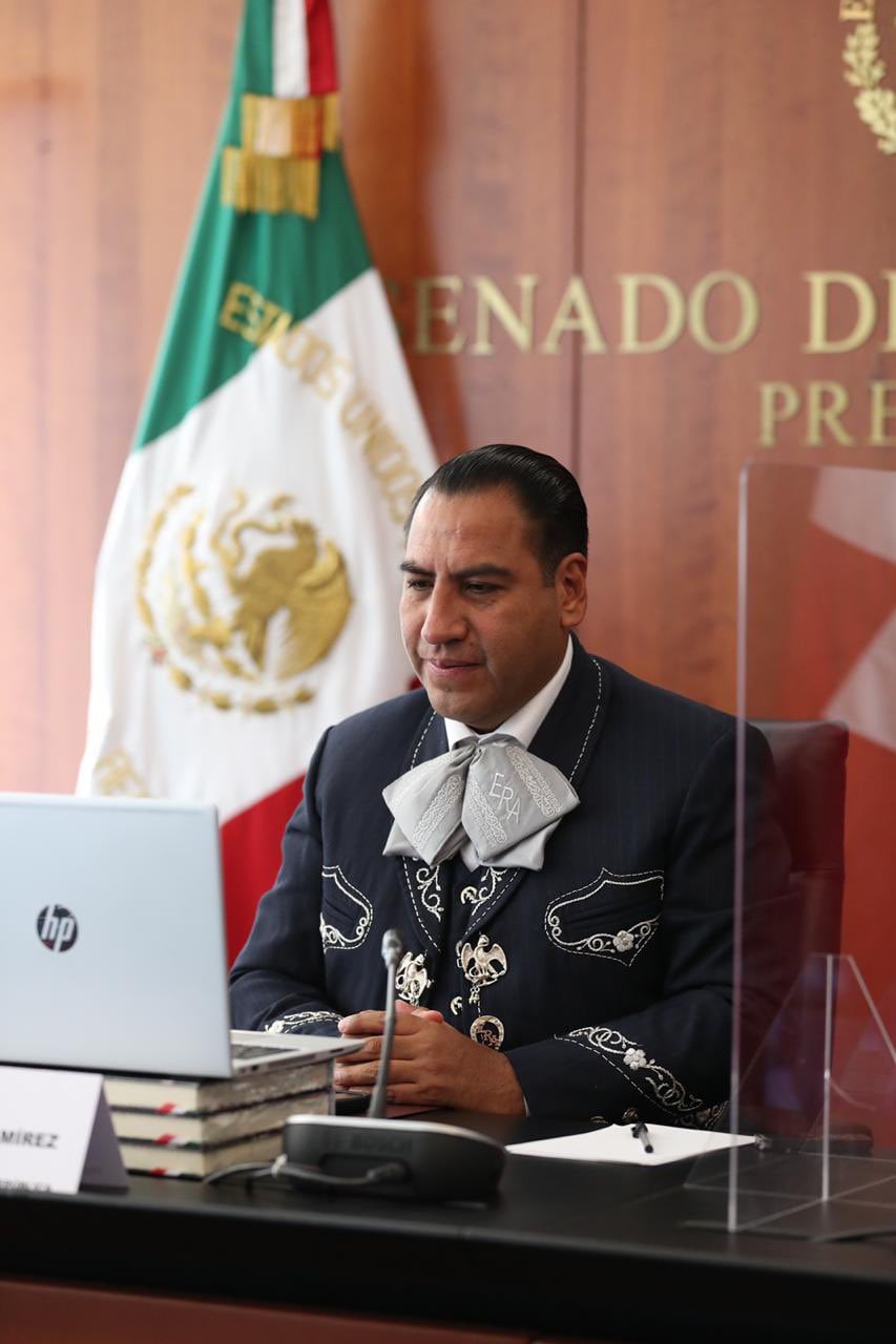 Eduardo Ramírez vestido de charro