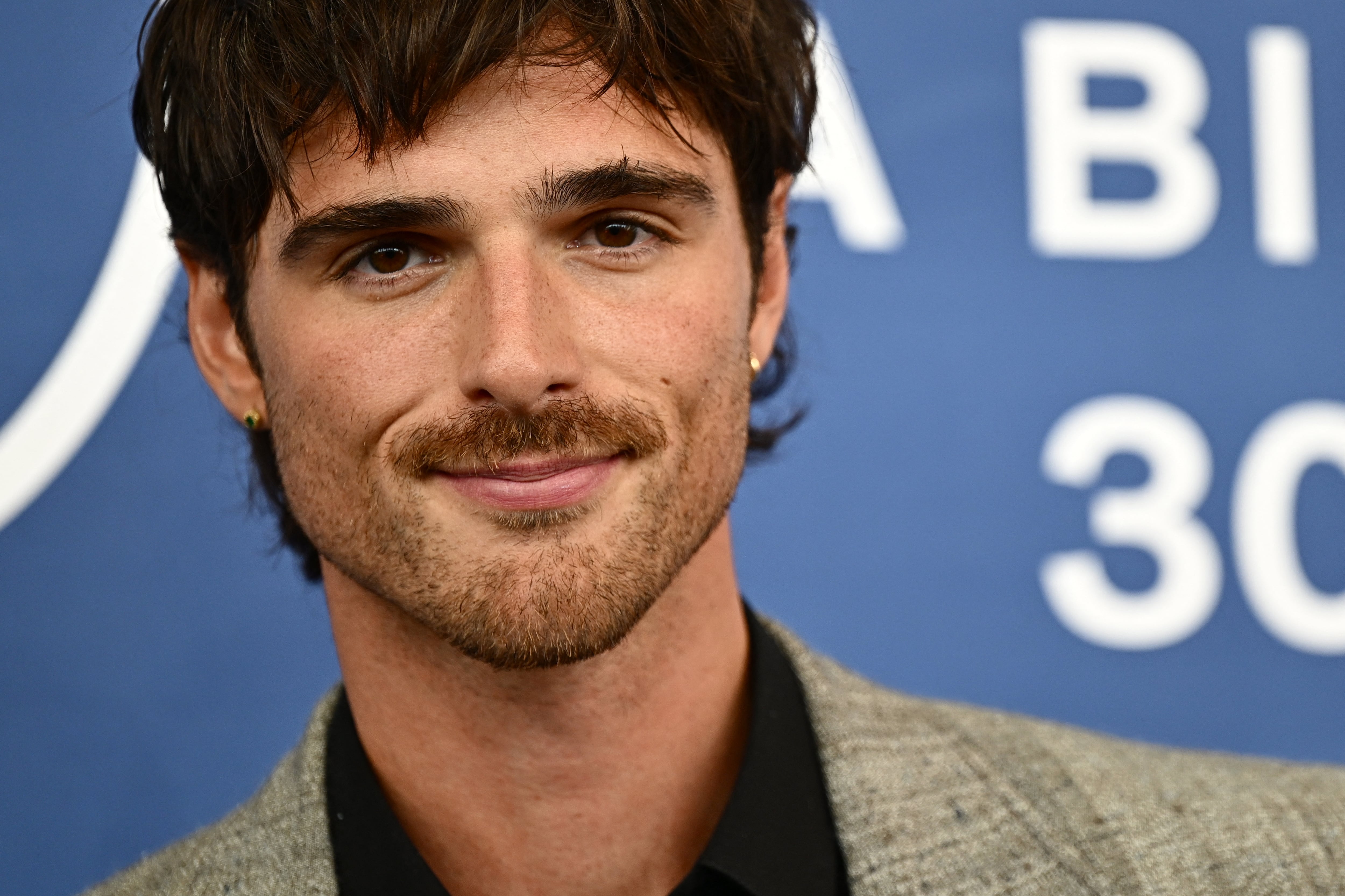 ¿Cuánto mide? La estatura de Jacob Elordi intriga al verlo junto a Cailee Spaeny en premiere de Priscilla de Sofia Coppola