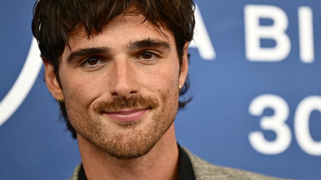 ¿Cuánto mide? La estatura de Jacob Elordi intriga al verlo junto a Cailee Spaeny en premiere de Priscilla de Sofia Coppola