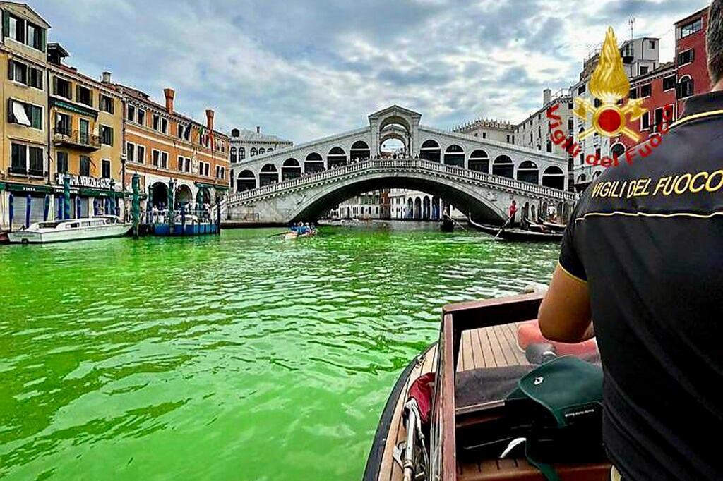 Gran Canal de Venecia se pinta de verde