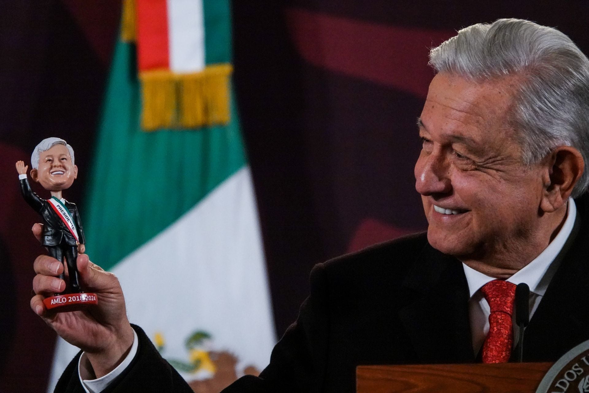 AMLO presume muñequito cabezón