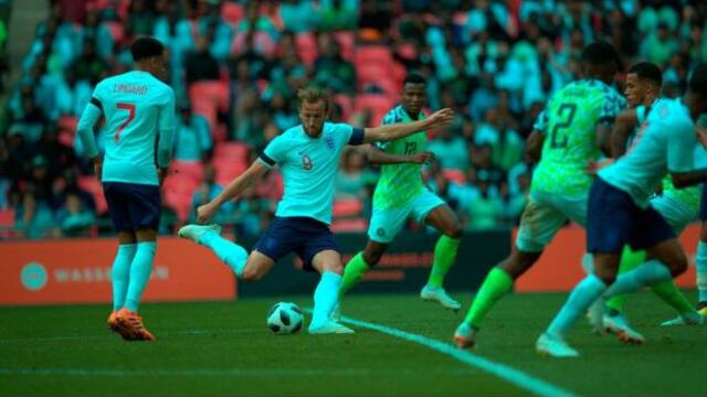 Kane realiza disparo.