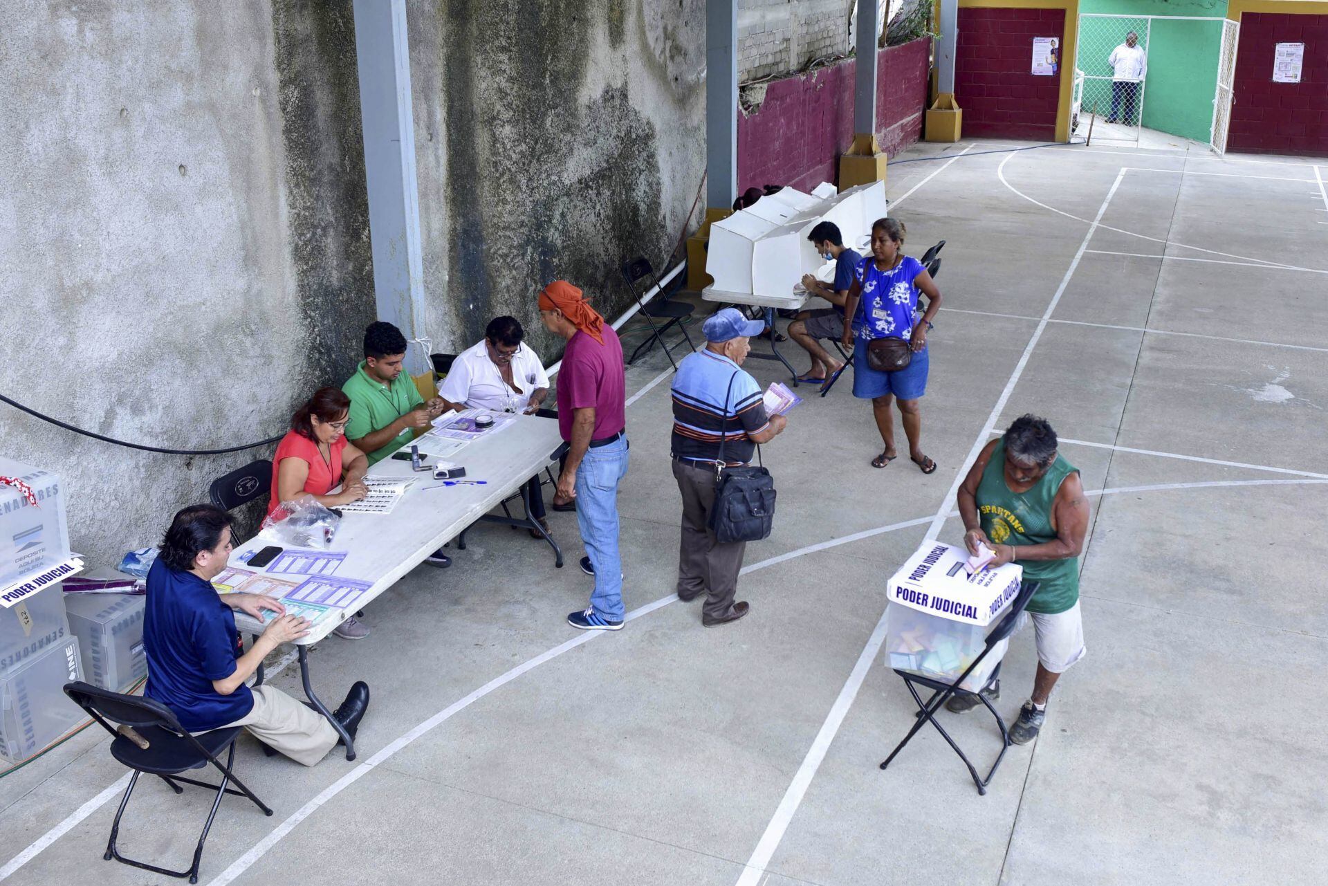 Personas votando en elecciones Durango 2025