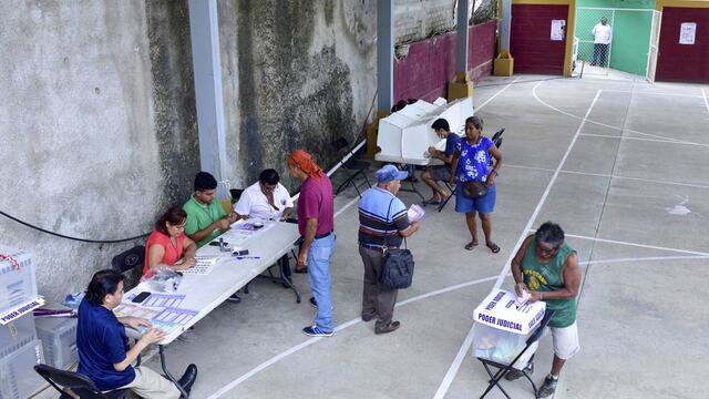 Personas votando en elecciones Durango 2025
