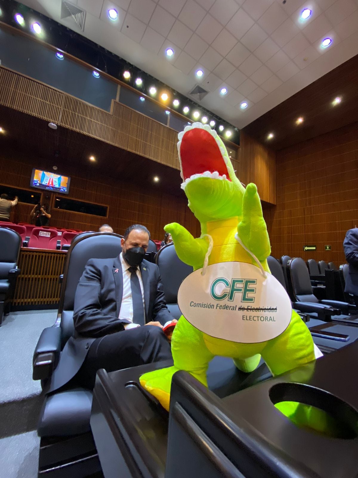 Diputados reciben a Manuel Bartlett con dinosaurio de peluche