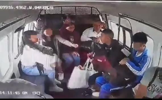 Asaltan combi en Naucalpan y estudiantes rogaron para que no se llevaran sus cosas