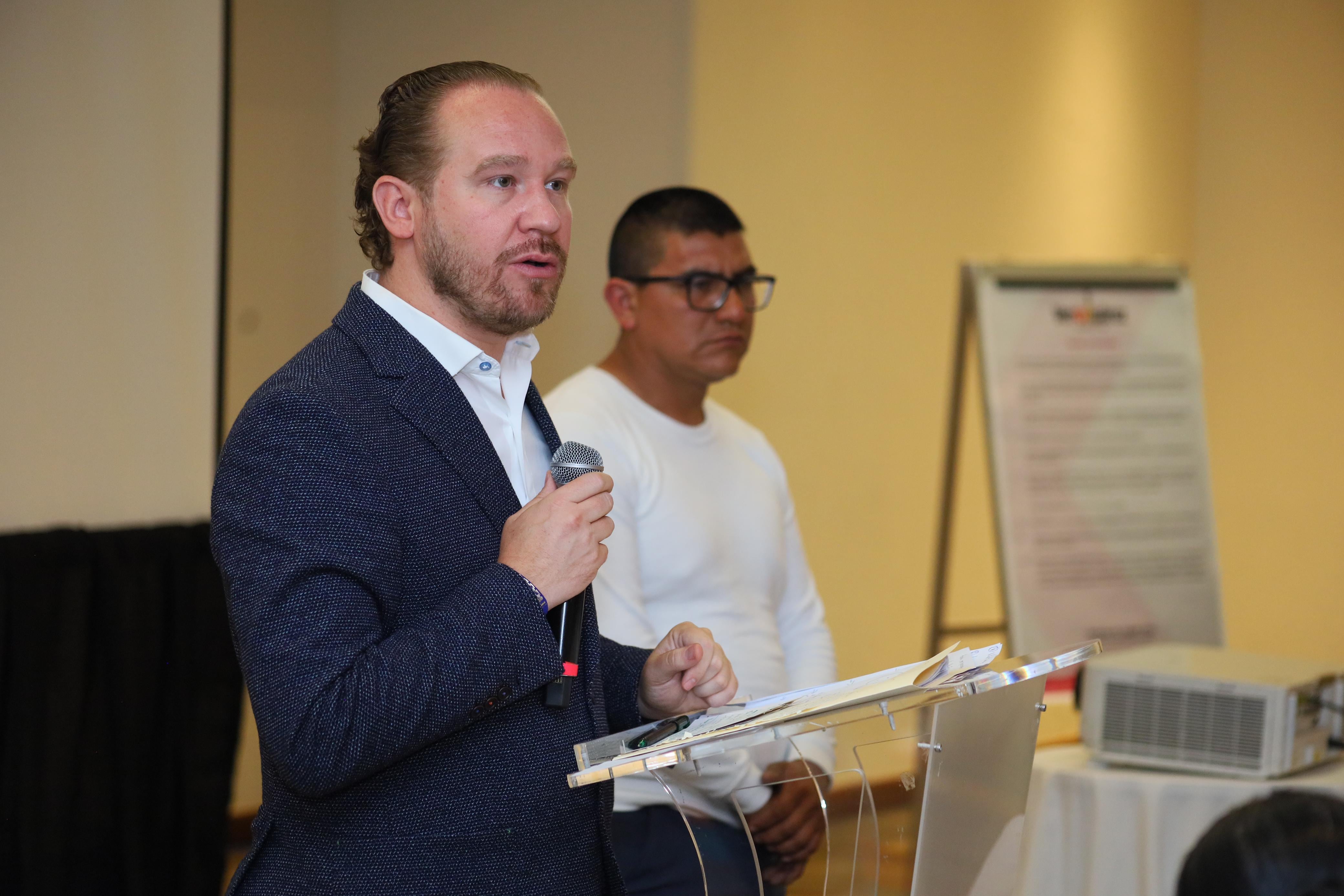 Santiago Taboada durante su reunión con víctimas del gobierno de Morena en CDMX